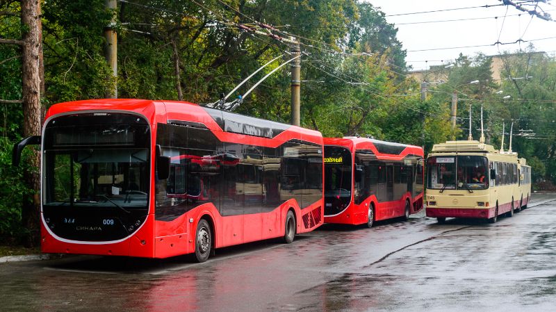 Die neuen Trolleybusse erhielten die Betriebsnummern ab 001, hier befindet sich der Wagen 001 zwischen den Wagen 009 und dem LiAZ-5280 Nr.1145 wenige Tage nach der Umstellung der Linie 19. Foto: Andrey (refmeh71), 8.9.23