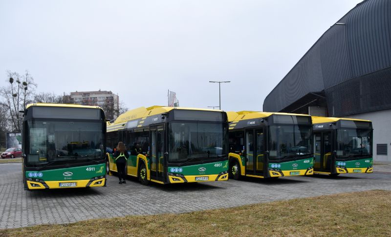 Die beiden zuletzt gelieferten Solaris Trollino 4911 und 4907 neben den bereits Ende 2025 gelieferten 4906 und 4905. Foto: Grzegorz Woźniak