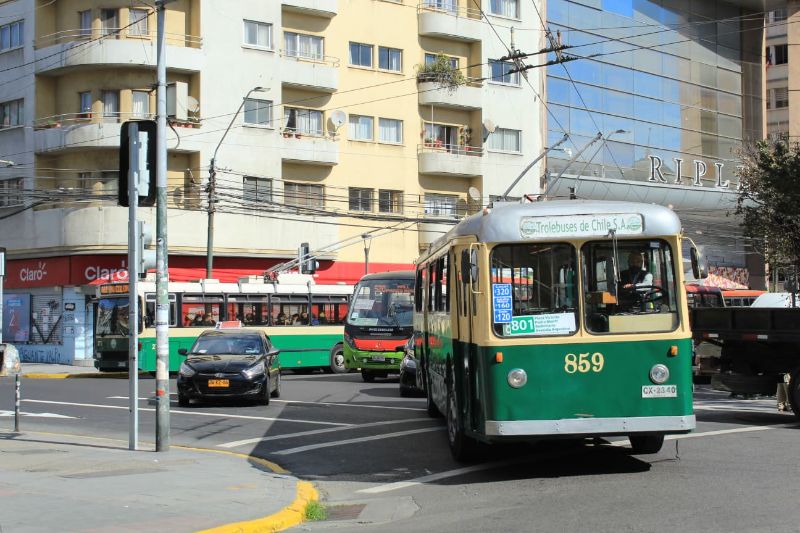 Als zweiter Kurs der Linie 801 kommt der Pullman-Standard Nr. 859 zum Einsatz, hier biegt er von der Plaza Victoria in Pedro Montt Ave.ein. Foto: Sæm Andrés Fuentes