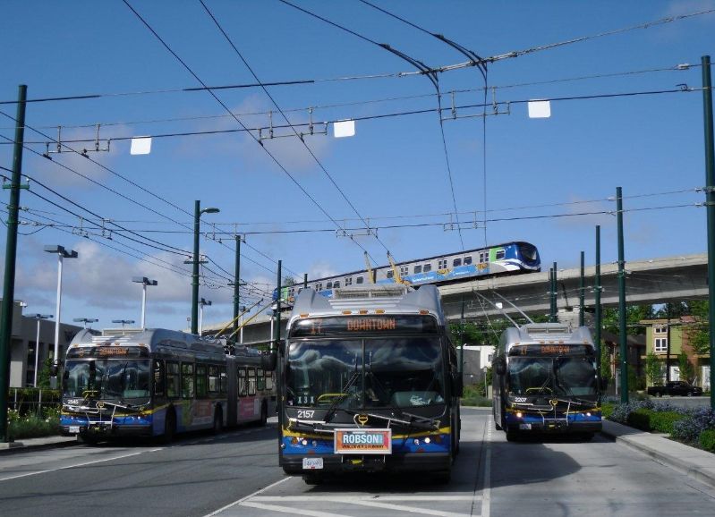 Die 188 Solowagen, hier Wagen 2157 und 2207 wurden 2006 geliefert, die Gelenkwagen, wie hier Wagen 2545 erst in 2009, die ersten 40 Gelenkwagen gingen 2007 in Dienst. Foto: Gunter Mackinger 15.6.2011