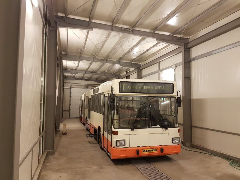 Neben der Modernisierung und Verlängerung der Trolleybuslinie konnte auch eine kleine Werkstatthalle errichtet werden, am 8.12.2016 ist hier Wagen 0126 in der Halle festgehalten. Foto: Mattis Schindler  
