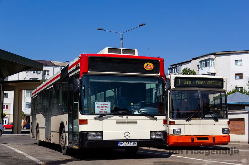 Einer der Mercedes-Benz O405N2 aus Den Haag neben einem ehemaligen Salzburger Trolleybus im Depot im August 2019. Foto: Jon Hoogendijk