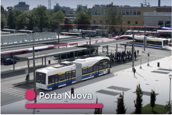 Die weiße Grundfarbe der Trolleybusse soll mit einem mehrfarbigen Design ergänzt werden, siehe Foto aus der PDF "SISTEMA DI TRASPORTO PUBBLICO DI TIPO FILOVIARIO"
