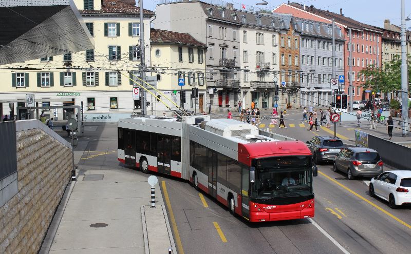 Ab Dezember 2022 soll die Linie 1 auf Doppelgelenkwagen umgestellt werden, hier startet am 23.6.21 der SwissTrolley 114 in Richtung Töss. Foto: J. Lehmann