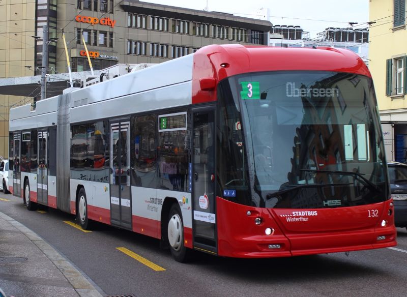 Zu den bereits in 2022 gelieferten drei lighTram®19 DC, hier Wagen 132 am 31.12.22, werden imNovember 2024 sechs weitere (Nr.134-139) für die Elektrifizierung der Linie 5 folgen. Foto: J. Lehmann