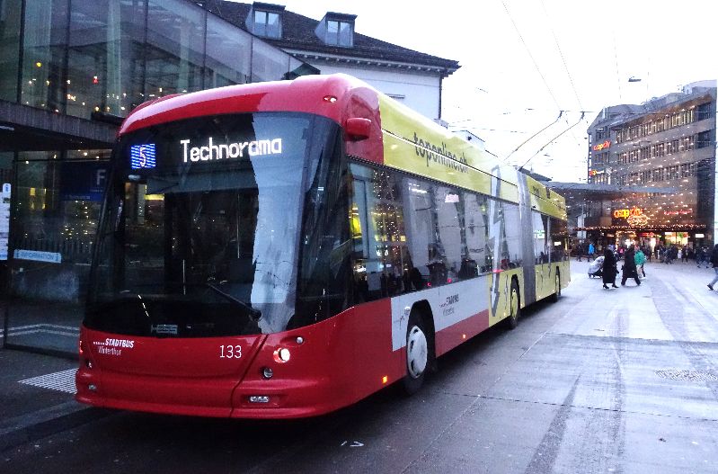 LighTram 133 als Linie 5 in Richtung Technorama an der Haltestelle Bahnhof. Foto: J.Lehmann, 20.12.24