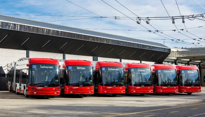 Aufstellung der sechs gelieferten LighTram auf dem Depotvorplatz. Foto: Stadtbus Winterthur