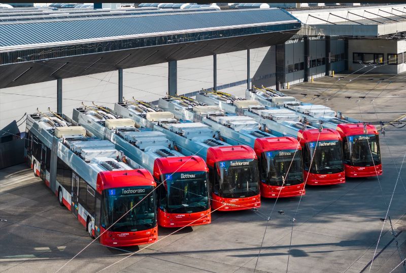 Aufstellung der sechs gelieferten LighTram auf dem Depotvorplatz. Foto: Stadtbus Winterthur