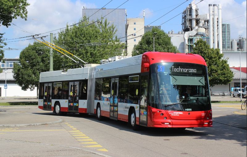 LighTram 137 als Linie 5 biegt in die Rudolf-Diesel-Strasse ein, derzeit verkehren hier noch die Linien 5 und 7 gemeinsam, zukünftig soll nur hier nur noch die Linie 5 fahren. Foto: J.Lehmann, 22.8.2025