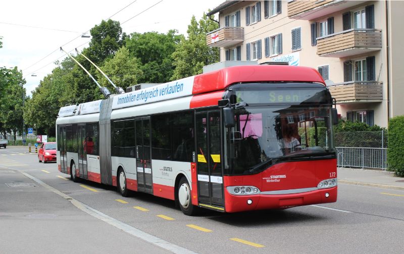 Ab Mitte 2022 werden die ersten LighTram in 19 und 25 m Länge aus dem Rahmenvertrag ausgeliefert und die zehn Solaris Gelenktrolleybusse ersetzen, hier Wagen 172 am 23.6.2021 im Einsatz auf der Linie 2 nach Seen. Foto: J. Lehmann
