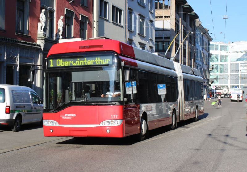 Die 2004/05 beschafften Solaris Trollino sollen auf der Linie 1 durch Doppelgelenkwagen im Fahrplanjahr 2023 ersetzt werden, hier Wagen 177 als Linie 1 im Juni 2020. Foto: J. Lehmann