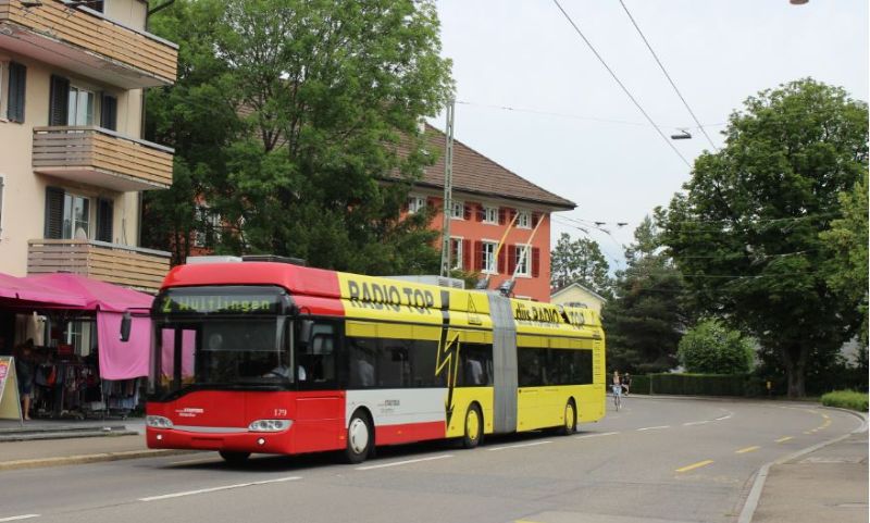 Die beauftragten Doppelgelenkwagen dienen auch als Ersatz der erst 15 Jahre alten Solaris Trollino, hier Wagen 179 im Einsatz auf der Linie 2