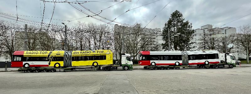 Abtransport der ersten beiden Solaris Trollino nach der Aufladung. Foto: Christoph Gerber, 6.3.23