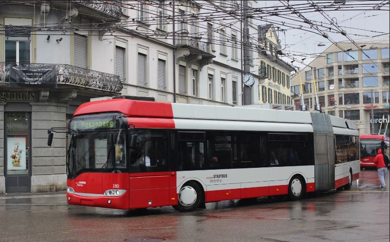 Die Solaris Trollino des Baujahrs 2005 werden von den neuen Doppelgelenkwagen im Dezember 2022 abgelöst und nach Moldawien abtransportiert, hier Wagen 180 als Linie 3 am 14.11.2022. Foto: J. Lehmann,