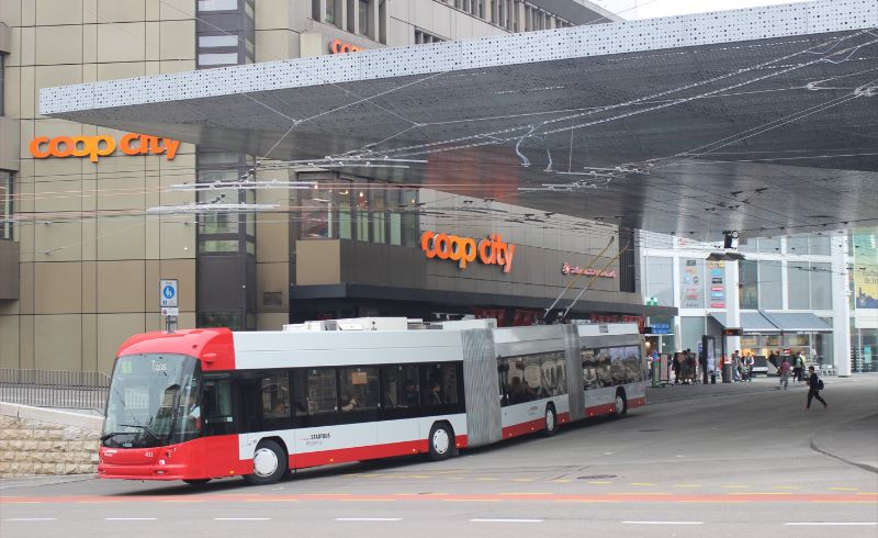 Eigene Fahrleitungsspuren zur Überholung der Linie 1 erhielt die Linie 5 am Hauptbahnhof, hier mit LighTram 411 auf dem Weg nach Töss. Foto: J.Lehmann, 20.6.2024