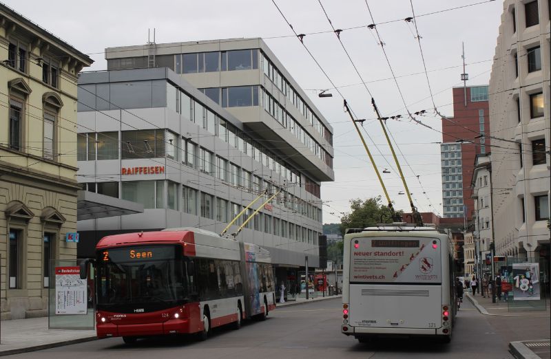 Die neue Fahrspur der Linie 5 beginnt vor dem alten Bahnhofsgebäude, hier begegnen sich die SwissTrolleys 124 und 121 als Linie 2 unter neuer Fahrleitung. Foto: J. Lehmann, 20.6.2024