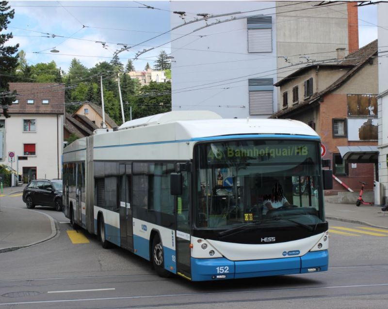 Obwohl mit Batterie ausgestattet, zählen die 2006/7 beschafften SwissTrolleys als klassische Trolleybusse, die ersten dieser Serie werden im kommenden Jahr Kilometermillionäre und ein Ersatz durch Batterie-Trolleybusse ist für 2026 vorgesehen. Foto: J. Lehmann, 22.06.2020