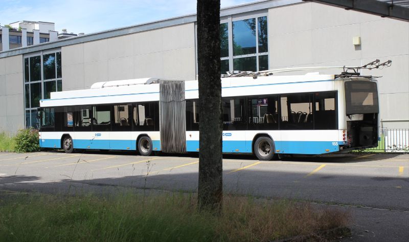 SwissTrolley 155 steht neben der Wagenhalle ohne Batteriepack, welches in den Doppelgelenkwagen 78 eingebaut werden soll, dessen Batteriepack stammt aus dem Baujahr 2012 des Fahrzeugs. Foto: J. Lehmann, 17.6.2024