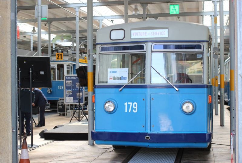 Als Ausstellungsstück ist der ehemalige Züricher Trolleybus 179 im Depot Burgwies vom Verein Retrobus geliehen, er stand von 1950 bis 1960 in Zürich in Dienst, danach verkehrte er bis 1981 als Lausanne 610. Aufnahme: J. Lehmann