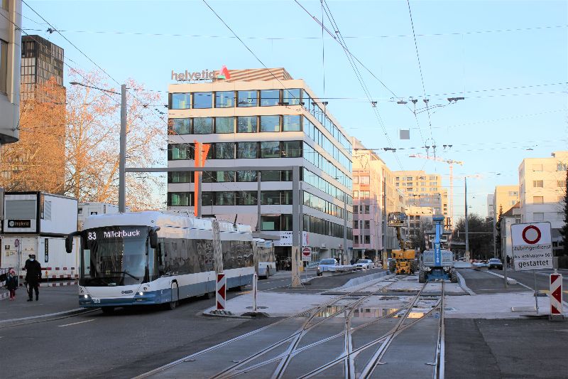 SwissTrolley Plus 183 passiert die zukünftige Endhaltestelle der Limmattalbahn (Linie 20) am Bahnhof Altstetten im Batteriemodus unter der neuen Fahrleitung für die Linie 31. Foto: J. Lehmann, 17.2.2021