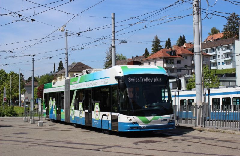 Vor dem Tram-Museum Burgwies war der SwissTrolley plus 183 ausgestellt, acht weitere Fahrzeuge dieses Typs werden in 2020 für die Umstellung der Linie 83 neu beschafft. Aufnahme: J. Lehmann