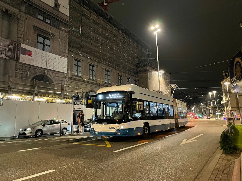 Wagen 183 ging als SwissTrolleyPlus 2017 in Dienst und ist nun einer der zehn neuen Trolleybusse mit verstärkter Batterie, die im Nachtnetz zum Einsatz kommen, hier vor dem HB nach dem Eindrahten abfahrbereit als Linie N1 nach Dunkelhölzli. Foto und Information: Carsten Blechschmidt
