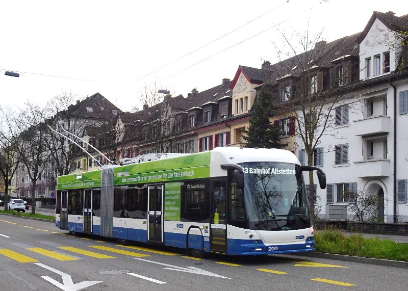 Seit dem 20.3.2020 ist der Trolleybus 200 mit einer Sonderbeschriftung auf der Linie 83 im Einsatz. Foto: Martin Braunschweiler