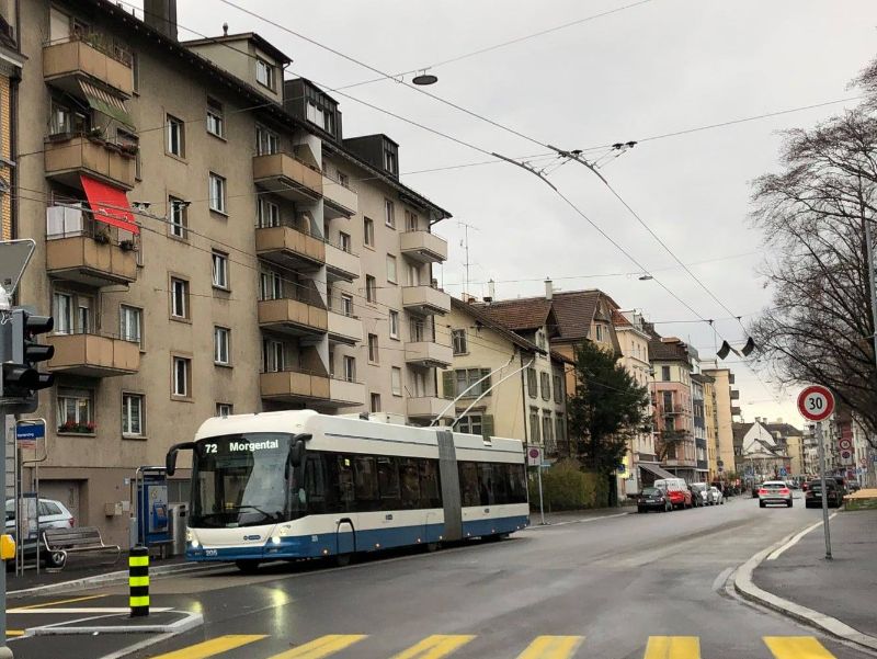 Der Anfang 2020 gelieferte Trolleybus 205 fährt die Haltestelle Hertersteg am ersten Betriebstag 13.12.20 an. Foto: Carsten Blechschmidt