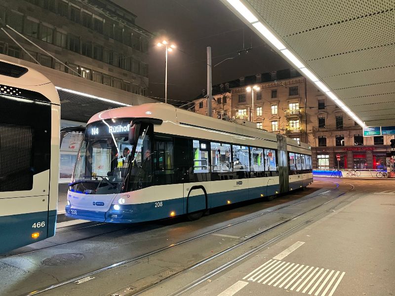 LighTram 208 kam von der Linie N1 und fährt zuerst entlang der Straßenbahnlinien 4, 13 und 17 weiter als Linie N4 nach Rütihof, der Endstation der Trolleybuslinie 46. Foto und Information: Carsten Blechschmidt