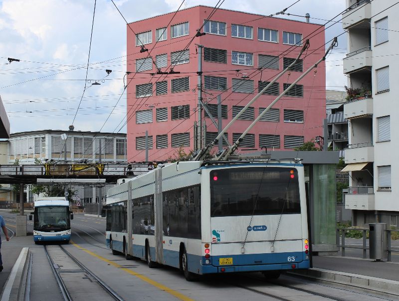 Die Doppelgelenktrolleybusse 62 und 63 sind die ersten Kilometermillionäre aus der 15 Jahre alten ersten Serie, hier als Linie 31 an der Haltestelle Farbhof. Foto: J. Lehmann, 27.08.2022