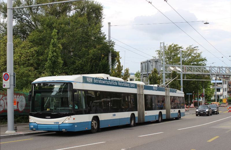 Wagen 64 beim Andrahten an der Haltestelle Friesenberg nach Passieren des Bahnübergangs mit der Uetlibergbahn. Foto: J.Lehmann, 27.08.2022