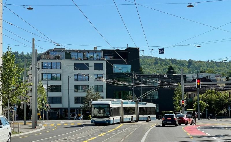 DGT 69 biegt in die Hohlstrasse ein, hier befand sich früher die Endschleife der Straßenbahnlinie 2. Foto: Carsten Blechschmidt, 31.5.21