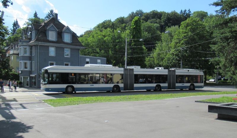 Doppelgelenkwagen 83 umrundet im Batteriebetrieb den Bucheggplatz. Foto: J. Lehmann, 22.06.2020