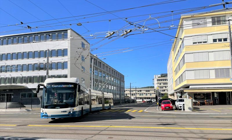 Wenig später biegt DGT 93 von der Hermetschloostrasse in die Badenerstrasse ein. Foto: Carsten Blechschmidt, 31.5.21