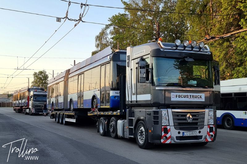 Trolleybus-Depot Nr. 1 in Riga, 25.05.2024: Zwei Solaris-Trolleybusse bereit zum Transport nach Moldau.