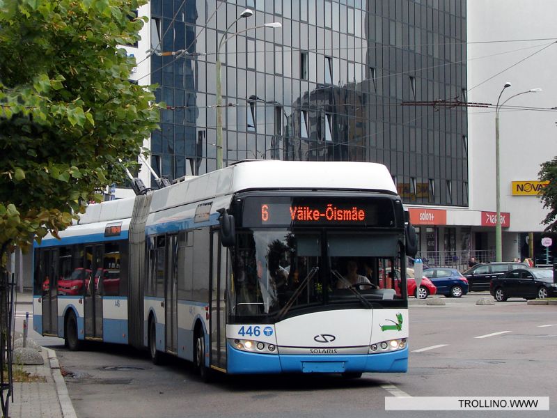 Trolleybus 446 der ehemaligen Linie 6 im Stadtzentrum, wo die Fahrleitung nach der Wiedereröffnung des Betriebes nicht mehr vorhanden sein wird. Foto: Bohdan Turżański, 9.8.2013.