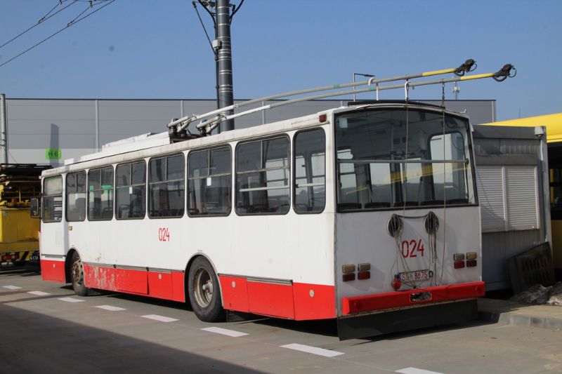 Der frühere Wagen 024 vom Typ Skoda 14Tr in Tychy, Obusdepot in Mai 1998.  Foto: Bohdan Turzanski