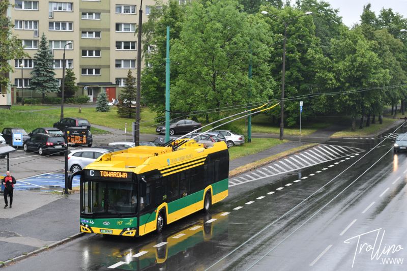 Solaris Trollino 12/Medcom Nr.46 stammt aus der Serie von sechs 2022 beschafften Batterie-Tbussen, hier in der Żwakowska-Straße als Linie C am 25.05.2022 wenige Tage nach seiner Inbetriebnahme. Foto: Karol Grzonka